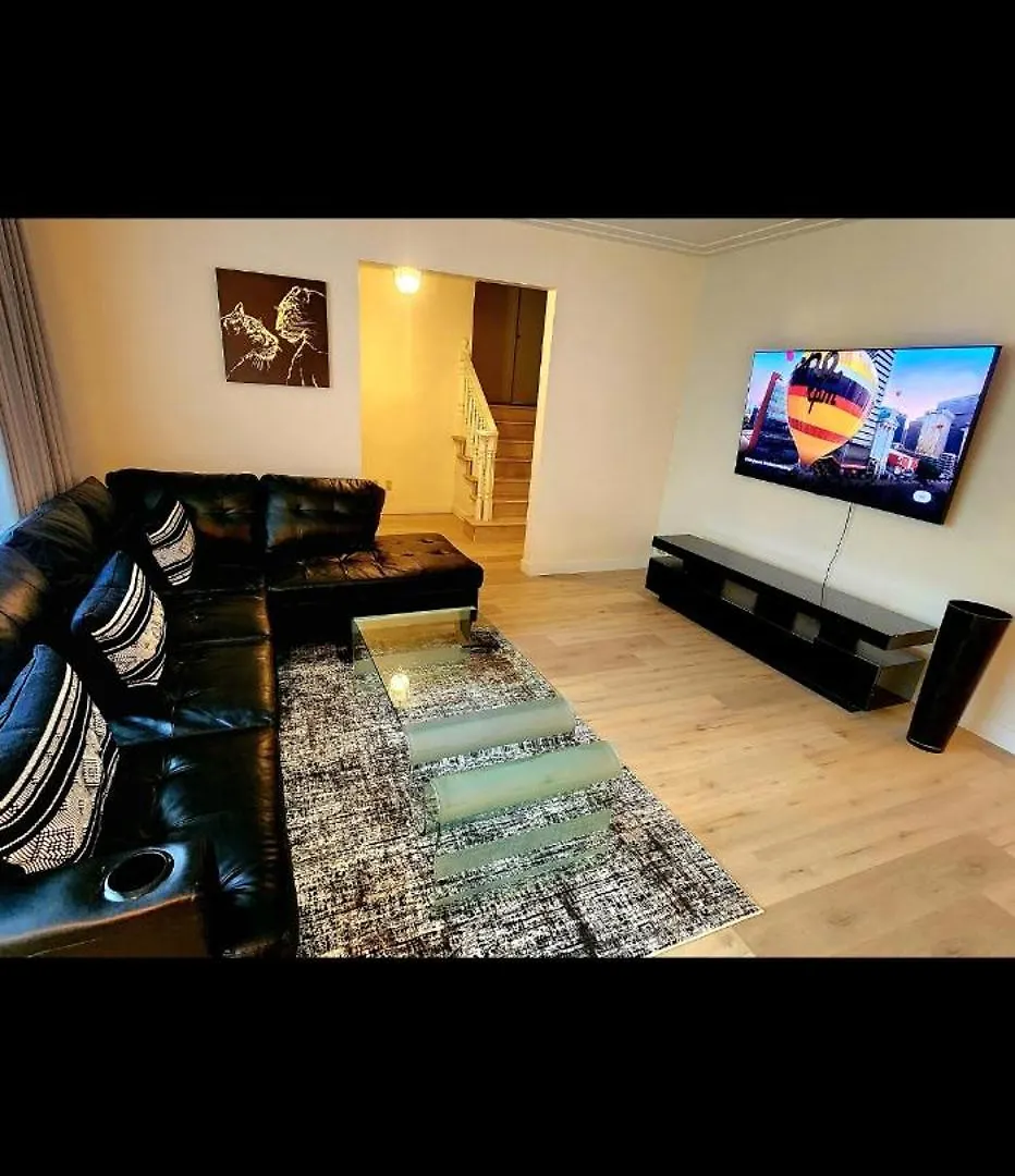 Dom wakacyjny Spacious Entire Two Bedroom Home Edmonton Kanada
